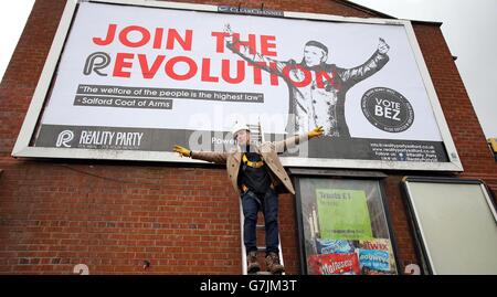 Bez von den Happy Mondays AKA Mark Berry, startet seine Reality Party vor der Salford Cathedral im Großraum Manchester. Stockfoto