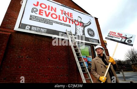 Bez von den Happy Mondays AKA Mark Berry, startet seine Reality Party vor der Salford Cathedral im Großraum Manchester. Stockfoto