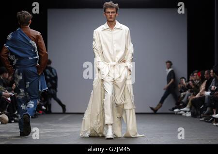 Models auf dem Laufsteg während der Xander Zhou-Show, die Teil der British Fashion Council London Collections: Men Herbst/Winter 15 ist und im Old Sorting Office stattfand. Stockfoto