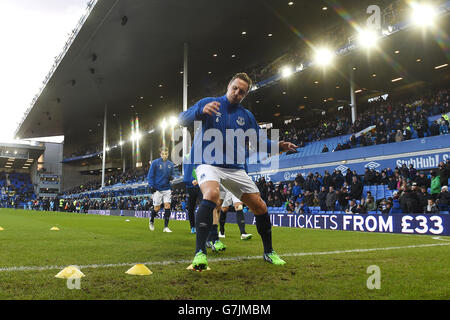 Fußball - Barclays Premier League - Everton gegen Manchester City - Goodison Park. Evertons Phil Jagielka beim Aufwärmen Stockfoto