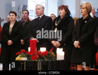 (Von links nach rechts) Anführerin der schottischen Konservativen Ruth Davidson, Gordon Matheson, Glasgow Lord Provost Sadie Docherty und erste Ministerin Nicola Sturgeon während eines Gedenkdienstes in der St. George's Tron Church of Scotland in Glasgow, Nach einem Müllwagen abgestürzt in eine Gruppe von Fußgängern, die sechs Menschen tot gelassen. Stockfoto