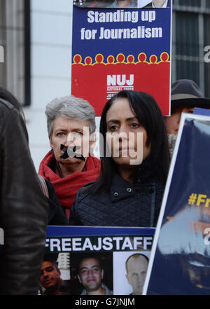 Freunde und Kollegen, darunter Channel 4-Journalistin Lindsey Hilsum (links), der Al-Jazeera-Journalisten Peter Greste, Baher Mohammed und Mohammed Fahmy protestieren vor der ägyptischen Botschaft in London, um ein Jahr seit ihrer Inhaftierung durch ägyptische Behörden wegen Terroranklagen zu markieren. Stockfoto