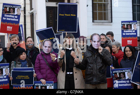 Freunde und Kollegen der Al-Jazeera-Journalisten Peter Greste, Baher Mohammed und Mohammed Fahmy protestieren vor der ägyptischen Botschaft in London, um ein Jahr seit ihrer Inhaftierung durch ägyptische Behörden wegen Terroranklagen zu markieren. Stockfoto