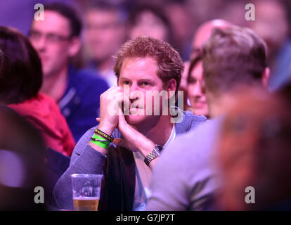 Darts - 2014 William Hill World Darts Championship - Tag Neun - Alexandra Palace. HRH Prince Harry beobachtet die Darts während der William Hill World Darts Championship im Alexandra Palace, London. Stockfoto