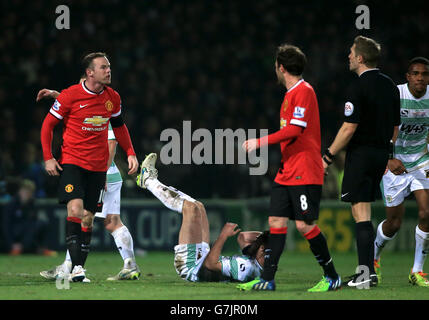 Wayne Rooney von Manchester United (links) argumentiert mit Schiedsrichter Craig Pawson während des FA Cup, dem Spiel der dritten Runde im Huish Park, Yeovil. Stockfoto