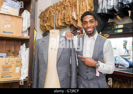 London Collections: Herren-Botschafter Tinie Tempah besucht Savile Row Tailors, Norton and Sons in London für eine abschließende Ausrüstung mit Kopfschneider Stephen Allen, für einen maßgeschneiderten Anzug aus speziell angefertigtem London Tweed, der vom Museum of London entworfen wurde, Im Vorfeld der Herbst/Winter 2015 Herrenmode-Shows - die am Freitag, 9. Januar beginnt. Stockfoto