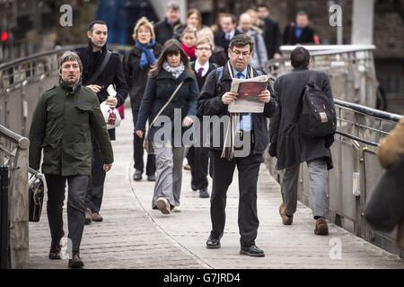 Pendler machen sich am ersten Tag nach der Feiertagspause auf den Weg zur Arbeit in Bristol für die meisten Arbeitnehmer. Stockfoto