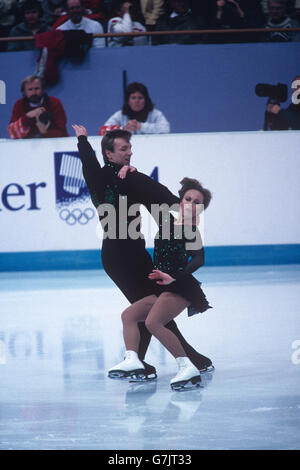 Jayne Torvill und Christopher Dean führen ihre Samba-Routine im Hamar Olympic Amphitheatre. Stockfoto