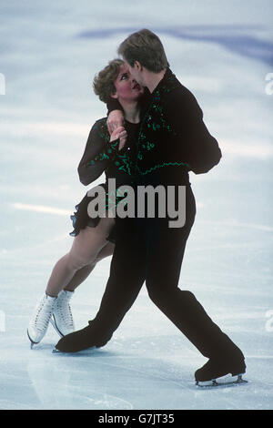 Jayne Torvill und Christopher Dean führen ihre Samba-Routine im Hamar Olympic Amphitheatre. Stockfoto