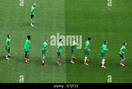 Republik Irland Spieler Aufwärmen vor der Runde der 16 Spiel im Stade de Lyon, Lyon. Stockfoto