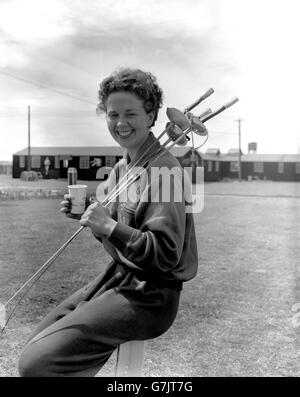 Empire Games 1958 - Fechten. Die Olympiasiegerin Gillian Sheen hat während ihres Folientrainings eine Pause. Stockfoto