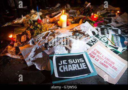 Tribute vor Ort, als Menschen an einer Mahnwache auf dem Trafalgar Square in London teilnehmen, nachdem drei bewaffnete Männer in Paris einen tödlichen Terroranschlag auf das französische satirische Magazin Charlie Hebdo verübt hatten, bei dem 12 Menschen getötet wurden. Stockfoto