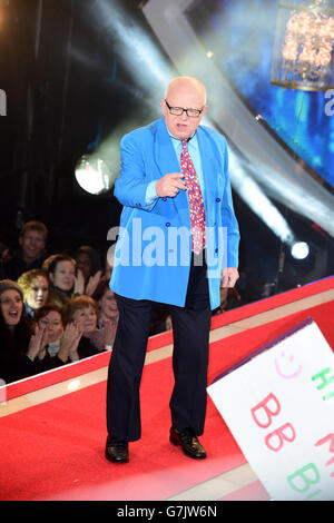 Ken Morley betritt das Celebrity Big Brother Haus zu Beginn der neuesten Serie des Channel 5 Programms in den Elstree Studios, Borehamwood. DRÜCKEN Sie VERBANDSFOTO. Bilddatum: Mittwoch, 7. Januar 2015. Bildnachweis sollte lauten: Ian West/PA Wire Stockfoto