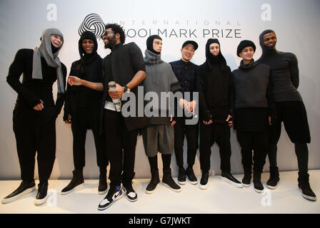 Die Designer Maxwell Osborne (dritte links) und Dao-Yi Chow (vierte rechts) des Modelabels Public School posieren mit ihren Models, nachdem sie das International Woolmark Prize Menswear Final gewonnen haben, im Somerset House im Zentrum Londons während der London Collections: Men des British Fashion Council. Stockfoto