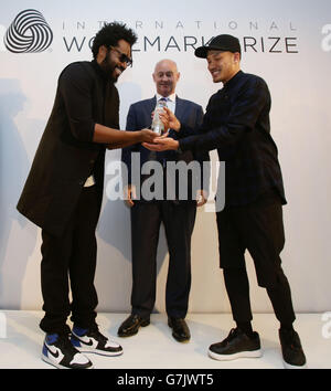 Die Designer Maxwell Osborne (links) und Dao-Yi Chow (rechts) des Modelabels Public School sammeln ihre Trophäe, nachdem sie das International Woolmark Prize Menswear Final im Somerset House im Zentrum von London während der London Collections: Men des British Fashion Council gewonnen haben. Stockfoto