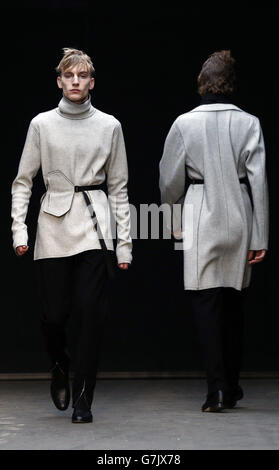 Models auf dem Laufsteg während der Lee Roach Show, Teil der British Fashion Council London Collections: Men Herbst/Winter 15, die im Old Sorting Office im Zentrum von London stattfand. Stockfoto