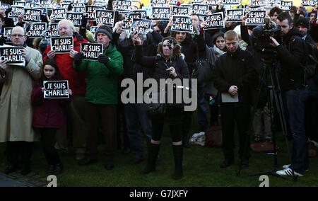 In Erinnerung und Solidarität mit den Menschen, die am Mittwoch bei dem Terroranschlag in Paris auf das französische Satiremagazin Charlie Hebdo getötet wurden, nehmen die Menschen an einem Treffen Teil, das von der Nationalen Union der Journalisten in Dubh Linn Gardens, Dublin, organisiert wurde. Stockfoto