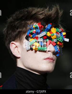 Ein Model auf dem Laufsteg während der Agi & Sam Show, Teil der British Fashion Council London Collections: Men Herbst/Winter 15, im Victoria House, London. Stockfoto