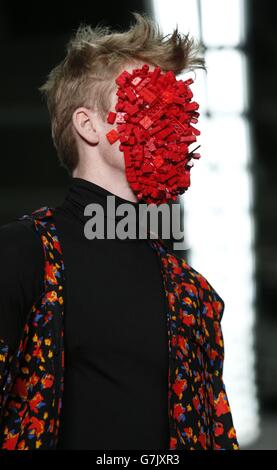 Ein Model auf dem Laufsteg während der Agi & Sam Show, Teil der British Fashion Council London Collections: Men Herbst/Winter 15, im Victoria House, London. Stockfoto