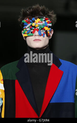 Ein Model auf dem Laufsteg während der Agi & Sam Show, Teil der British Fashion Council London Collections: Men Herbst/Winter 15, im Victoria House, London. Stockfoto