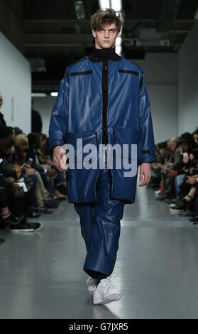 Ein Model auf dem Laufsteg während der Agi & Sam Show, Teil der British Fashion Council London Collections: Men Herbst/Winter 15, im Victoria House, London. Stockfoto