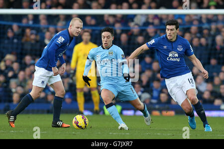 Samir Nasri (Mitte) von Manchester City in Aktion mit Steven Naismith von Everton (links) und Gareth Barry während des Spiels der Barclays Premier League im Goodison Park, Liverpool. Stockfoto