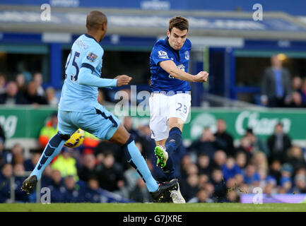 Fernandinha von Manchester City (links) und Seamus Coleman von Everton in Aktion während des Spiels der Barclays Premier League im Goodison Park, Liverpool. Stockfoto