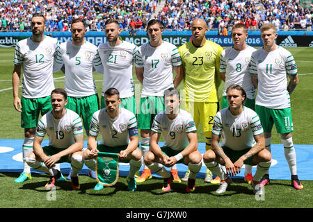 Republik Irland-Team-Gruppe. (Oben L - R) Republik Irland Shane Duffy, Richard Keogh, Daryl Murphy, Stephen Ward, Darren Randolph, James McCarthy und James McClean (L -R unten) Republik Irland Robbie Brady, Seamus Coleman, Shane Long und Jeff Hendrick während der Runde der letzten 16 am Stade de Lyon, Lyon übereinstimmen. Stockfoto