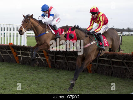 Sleepy Haven ridled by Noel Fehily (links) Trails war Singer von Nick Scholfield über den letzten Flug geritten, bevor es weitergeht, um den William Hill zu gewinnen - App herunterladen Handicap Hurdle Race Lauf während des William Hill Lanzarote Hurdle Day auf der Kempton Park Racecourse. Stockfoto