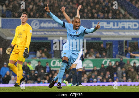 Fernandinhino von Manchester City feiert das erste Tor seiner Seite während des Spiels der Barclays Premier League im Goodison Park, Liverpool. Stockfoto