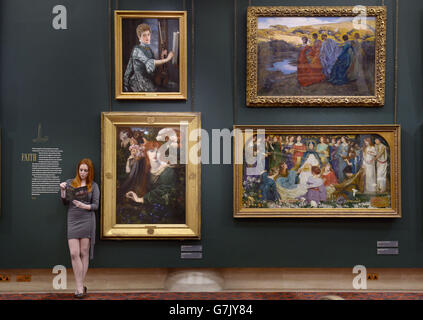 Ein Besucher posiert neben La Ghirlandata, 1873, von Dante Gabriel Rossetti während der Wiedereinführung der Guildhall Art Gallery nach einem Re-Hang zum ersten Mal seit 15 Jahren, Guildhall Art Gallery, London. Stockfoto