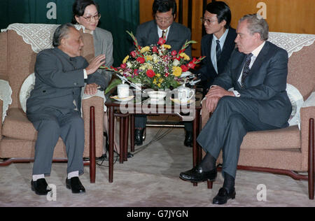 Ehemalige US Präsident Richard M. Nixon trifft sich mit chinesischen obersten Führer Deng Xiaoping in der großen Halle des Volkes 31. Oktober 1989 in Peking, China. Deng Xiaoping jüngste Tochter Deng Rong, sitzt hinter dem Leader als Übersetzer tätig. Stockfoto