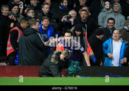 Andy Carroll von West Ham United macht sich den Weg frei Die Everton Fans nach Momentum nimmt ihn in die Tribüne Stockfoto