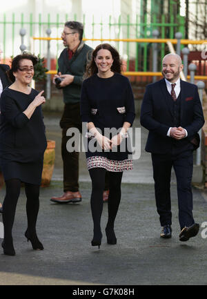 Die Herzogin von Cambridge (Mitte) kommt in der Barlby Primary School, Ladbroke Grove, London an, wo sie offiziell einen neuen Schulkunstraum benennen wird, der sich der kreativen Therapie von Jugendlichen widmet. Stockfoto