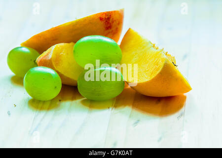 Frisches Obst auf einem Holztisch Stockfoto