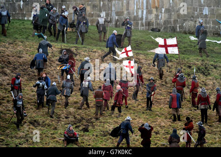 Dreharbeiten für The Hollow Crown: The Wars of the Roses, eine zweite von drei Adaptionen von Shakespeares Geschichtsstücken, finden im Alnwick Castle in Northumberland statt. Stockfoto