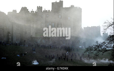 Dreharbeiten für The Hollow Crown: The Wars of the Roses, eine zweite von drei Adaptionen von Shakespeares Geschichtsstücken, finden im Alnwick Castle in Northumberland statt. Stockfoto