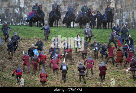 Dreharbeiten für The Hollow Crown: The Wars of the Roses, eine zweite von drei Adaptionen von Shakespeares Geschichtsstücken, finden im Alnwick Castle in Northumberland statt. Stockfoto