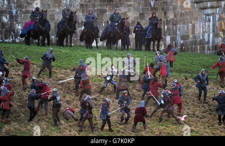 Dreharbeiten für The Hollow Crown: The Wars of the Roses, eine zweite von drei Adaptionen von Shakespeares Geschichtsstücken, finden im Alnwick Castle in Northumberland statt. Stockfoto