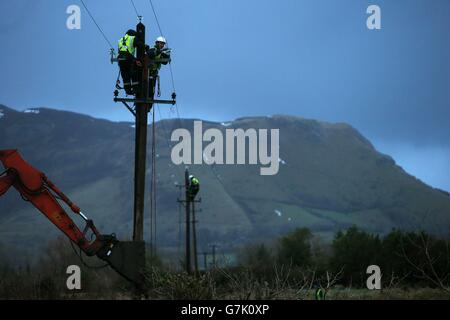 ESB-Arbeiter Shane McGowan arbeitet an einem Telegrafenmast im Gebiet von Drumcliffe, Co. Sligo. Stockfoto