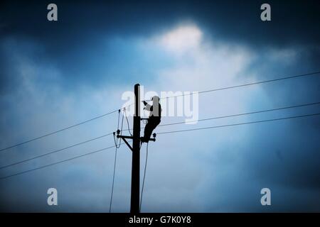 ESB-Arbeiter Shane McGowan arbeitet an einem Telegrafenmast im Gebiet von Drumcliffe, Co. Sligo. Stockfoto