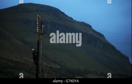 ESB-Arbeiter Shane McGowan arbeitet an einem Telegrafenmast im Gebiet von Drumcliffe, Co. Sligo. Stockfoto