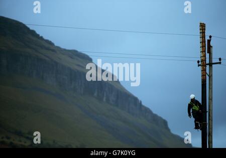 ESB-Arbeiter Shane McGowan arbeitet an einem Telegrafenmast im Gebiet von Drumcliffe, Co. Sligo. Stockfoto