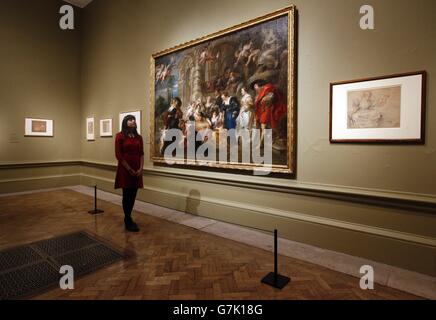 Ein Besucher blickt auf Rubens' Werk 'The Garden of Love' während einer Presseinterpremiere der Ausstellung 'Rubens and His Legacy:Van Dyck to Cezanne' in der Royal Academy of Arts, London. Stockfoto