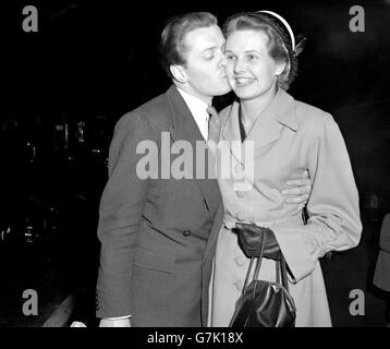 Unterhaltung - Richard Attenborough und Sheila Sim - Victoria Station, London Stockfoto