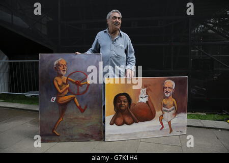 Satirische Künstler Kaya steht Mar mit zwei seiner politischen Gemälde mit Labour-Chef Jeremy Corbyn am College Green in Westminster, London. Stockfoto