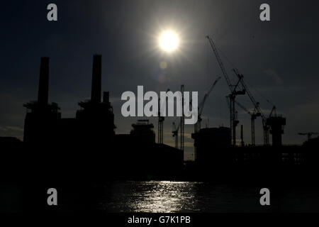 Die Krane werden im Rahmen der Bauarbeiten im Battersea Power Station im Süden Londons silhouettiert. Stockfoto