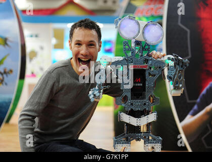 Ben Varadi, Co-CEO und Chief Creative Officer, Spin Master Toys, während der Präsentation des 4 Fuß großen, baubaren interaktiven Roboters Meccano Meccanoid G15 KS während der Pressevorschau zur Toy Fair 2015 in Olympia in London. Stockfoto