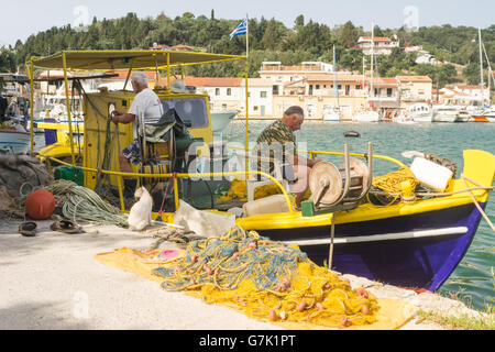 Fischer arbeitet an traditionellen griechischen Fischerboot in Lakka, greifen ein Fischerdorf und Urlaub auf der Ionischen Insel Paxos Stockfoto