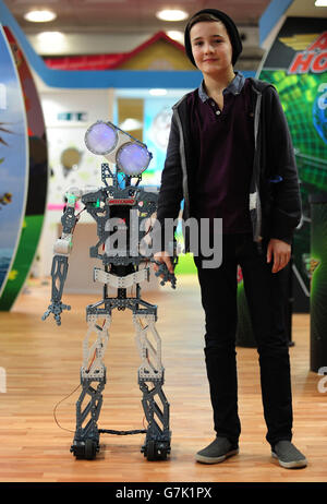 Demonstrator Bili Keogh während der Vorstellung des 4 Fuß großen, baubaren interaktiven Roboters Meccano Meccanoid G15 KS während der Pressevorschau zur Toy Fair 2015 in Olympia in London. Stockfoto